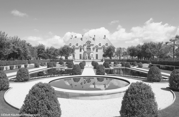 An image of Oheka Castle, a Gilded Age mansion like the Biltmore.