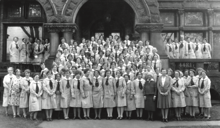 A photo of the Visiting Nurse Association of 1928 posing in front of their headquarters
