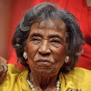A portrait of Amelia Boynton Robinson wearing pearl earrings and a pearl necklace